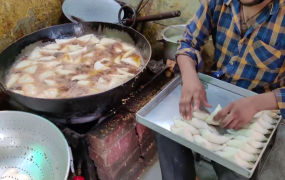印度街边小吃印度美食瓦达达拉著名的大萨摩萨| 古吉拉特风格脆皮萨摩萨2021年印度视频资源